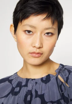 Marimekko Siru Unikko Dress - Jurk - Dark Blue/Blue -Marimekko Winkel c26eeeb844874de782ed6cfa7db2f96d scaled