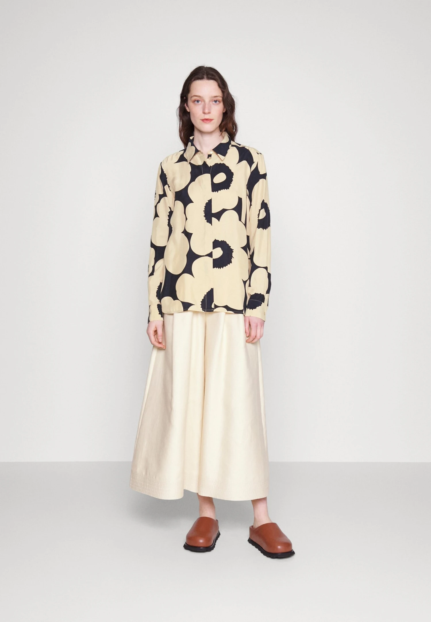 Marimekko Värssy Unikko - Overhemdblouse - Marinblå 2 Marimekko Värssy Unikko - Overhemdblouse - Marinblå - Afbeelding 2