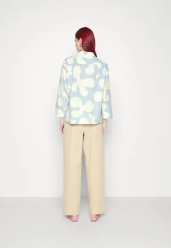 Marimekko Hilba Pulloposti- Overhemdblouse - Light Indigo, Off-White -Marimekko Winkel c502d55a4f8b44dabbe35193d95edc9c scaled