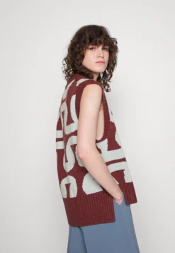 Marimekko Eloisasti Koukero West - Trui - Dark Red/Blue 9 Marimekko Eloisasti Koukero West - Trui - Dark Red/Blue -Marimekko Winkel c62854206263432c820a5d8aae65e4e5 scaled