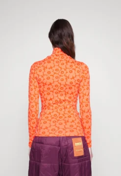 Marimekko Pilke Unikko Turtleneck - Longsleeve - Red/Orange 8 Marimekko Pilke Unikko Turtleneck - Longsleeve - Red/Orange -Marimekko Winkel c79b985604e64019a75f2cd32dd9dd74 scaled