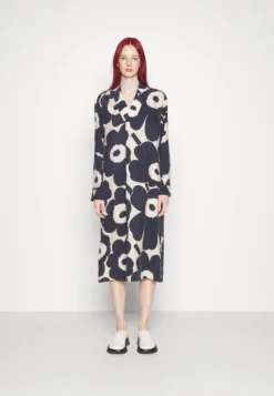 Marimekko Iissat Unikko Mix Dress - Jurk - Off White/Dark Navy -Marimekko Winkel c7a8e36ec67b44a09b0dbd38270dcc21 scaled
