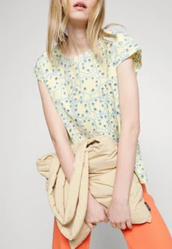 Marimekko Nahkol Rentukka- Top - Light Yellow/Light Blue -Marimekko Winkel ca8b1ce8d88f47a7a495511d956ccd04 scaled