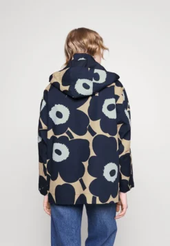 Marimekko Magna Unikko Coat - Parka - Dark Blue, Light Yellow 9 Marimekko Magna Unikko Coat - Parka - Dark Blue, Light Yellow -Marimekko Winkel ccc2842860a44dc6a4197aeb7e379c08 scaled