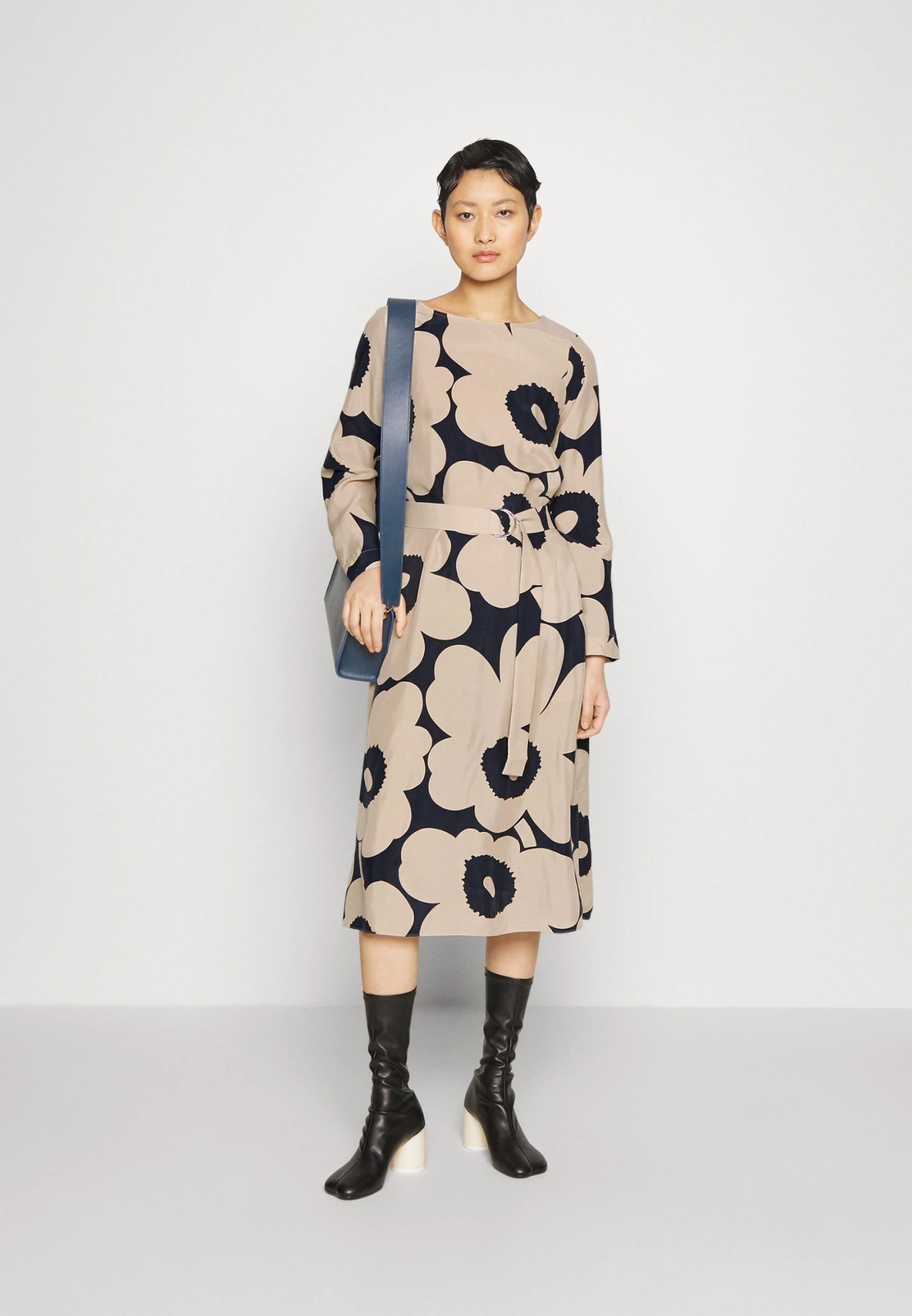 Marimekko Tyväri Unikko Dress - Jurk - Dark Blue/Beige 2 Marimekko Tyväri Unikko Dress - Jurk - Dark Blue/Beige - Afbeelding 2