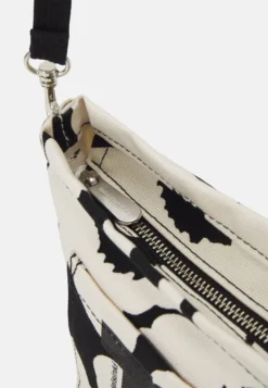 Marimekko Mono Mini Crossbody Unikko - Schoudertas - Black 8 Marimekko Mono Mini Crossbody Unikko - Schoudertas - Black -Marimekko Winkel d89ca9c5e20c4d6ea2e6078153518731 scaled