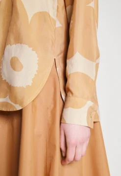 Marimekko Värssy Unikko - Overhemdblouse - Beige -Marimekko Winkel dbb630257b1f43dfb4634202e2d38912 scaled
