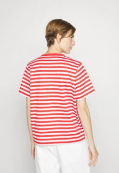 Marimekko Kioski Tasaraita Relaxed Shortsleeve- T-Shirt Print - Red/White 7 Marimekko Kioski Tasaraita Relaxed Shortsleeve- T-Shirt Print - Red/White -Marimekko Winkel dc46e6394b4e4218a92816172f1ff1ff scaled