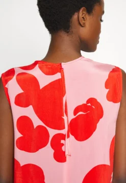 Marimekko Migot Kevättalkoot Cupro Dress - Jurk - Pink/Red -Marimekko Winkel de54bcaf8cc54259908fdee14b0ea045 scaled