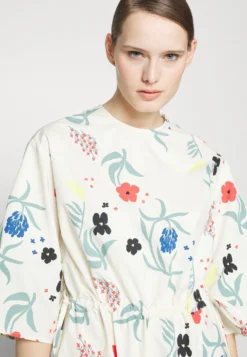 Marimekko Fiaali Herbaario Dress - Jurk - Green/Blue/Red 10 Marimekko Fiaali Herbaario Dress - Jurk - Green/Blue/Red -Marimekko Winkel e06a42e2779f4df480d4c212fa82c35a scaled