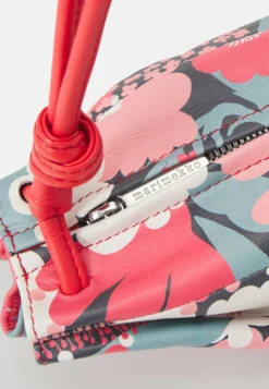 Marimekko Pikku Karla Suvikimppu Shoulder Bag - Schoudertas - Red/Green/Black -Marimekko Winkel e262f0832977493ebce68e43d17addcb scaled