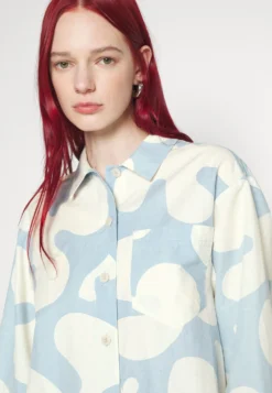 Marimekko Hilba Pulloposti- Overhemdblouse - Light Indigo, Off-White -Marimekko Winkel e53d1061dc524999ab3029713e9b291f scaled