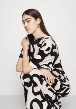 Marimekko Genista Jättikukka Dress - Jerseyjurk - Off-White/Black -Marimekko Winkel e5a2d26804ed4b4a826fe70c71b40963 scaled
