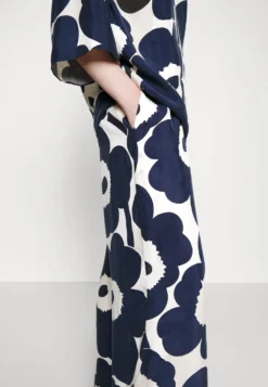 Marimekko Irbma Unikko Cupro Mix Trousers - Broek - Off-White, Dark Navy 10 Marimekko Irbma Unikko Cupro Mix Trousers - Broek - Off-White, Dark Navy -Marimekko Winkel e70041ccf4ef4aa28d810362dfeb544a scaled