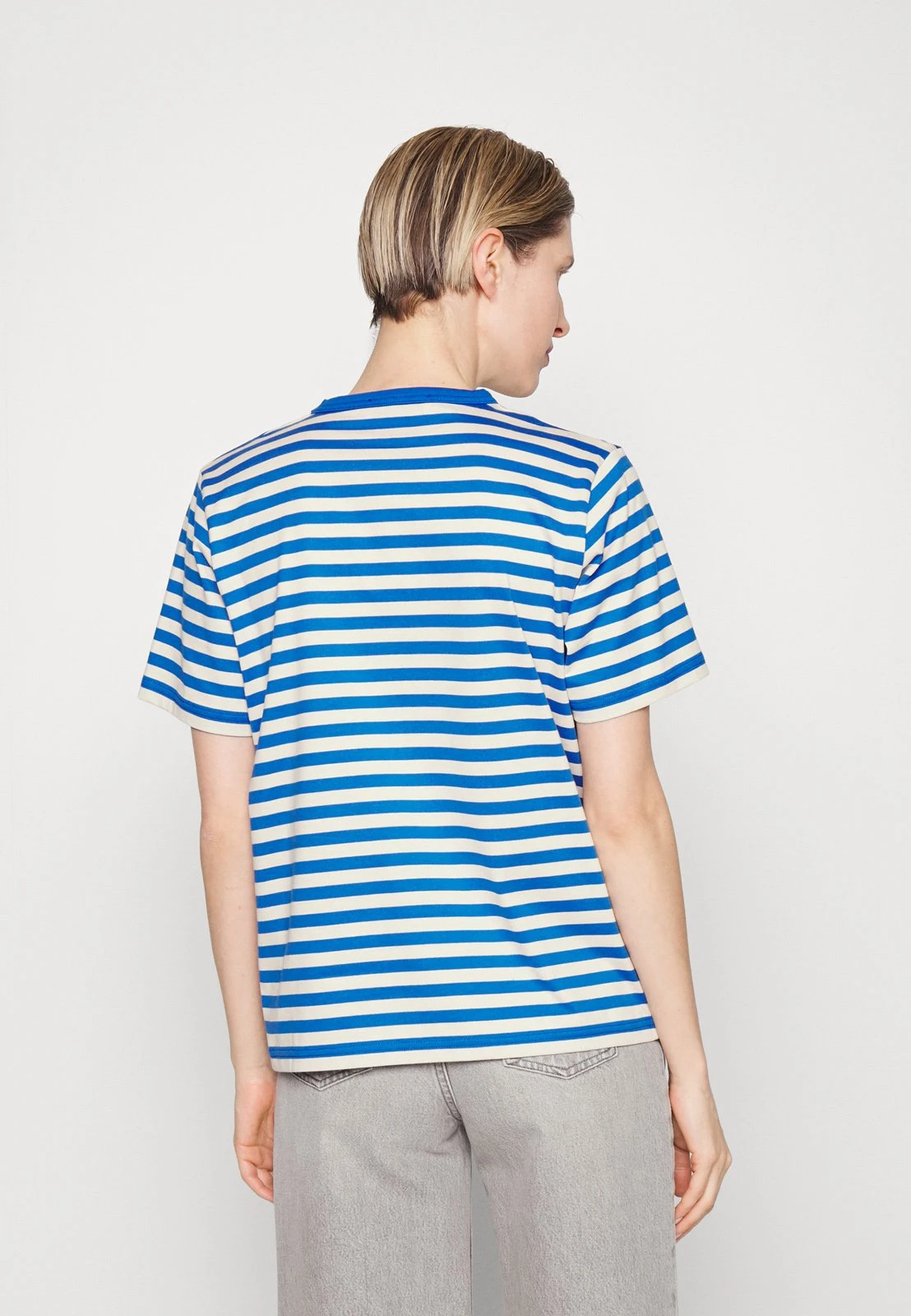 Marimekko Tasaraita Relaxed Shortsleeve- T-Shirt Print - Blue/Off-White 3 Marimekko Tasaraita Relaxed Shortsleeve- T-Shirt Print - Blue/Off-White - Afbeelding 3