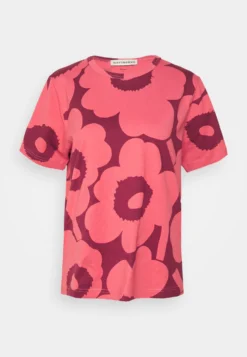 Marimekko T-Shirt Print - Dark Red/Pink -Marimekko Winkel eae3f040daaf46f3a6759f21fe6354e9 scaled