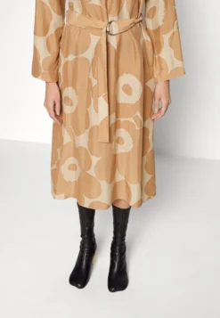 Marimekko Tyväri Unikko Dress - Jurk - Beige, Brown -Marimekko Winkel ed1d63c612fa46c6ac5fd1235ca6a675 scaled