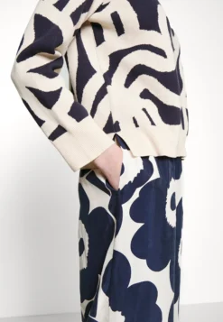 Marimekko Ales Joonas - Trui - Dark Navy, Sand -Marimekko Winkel ee4af682dd434e5f8f6e6713c19419d8 scaled