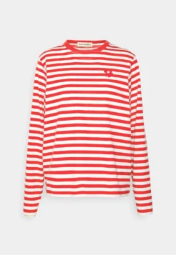Marimekko Kioski Tasaraita Relaxed Longsleeve - Longsleeve - Red/White -Marimekko Winkel eff10475307244acb2f4a05f504a00ae scaled