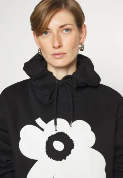 Marimekko Runoja Unikko Placement Hoodie - Sweater - Black/Off-White -Marimekko Winkel f0eb3b96866c490a9555e640dbe2a38e scaled