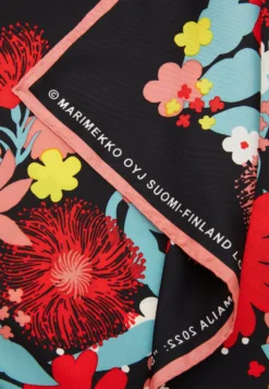 Marimekko Lauhtua- Halsdoek - Red/Green/Black -Marimekko Winkel f1b6f38cd8a749108c32144830ba400d scaled