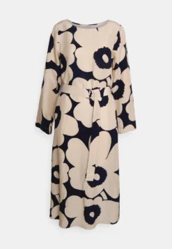 Marimekko Tyväri Unikko Dress - Jurk - Dark Blue/Beige 10 Marimekko Tyväri Unikko Dress - Jurk - Dark Blue/Beige -Marimekko Winkel f35d584c804f467a95d461c99ae93392 scaled