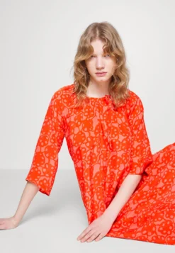 Marimekko Koboltti Rentukka Dress - Maxi-Jurk - Pink/Orange -Marimekko Winkel f7caf1652b454ddebc46fa0601bbb6f5 scaled