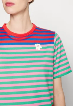 Marimekko Tasaraita Relaxed Shortsleeve - T-Shirt Print - Red/Blue/Pink/Green 9 Marimekko Tasaraita Relaxed Shortsleeve - T-Shirt Print - Red/Blue/Pink/Green -Marimekko Winkel f91c8fe366a340679e7f8342f2a3fe3b scaled