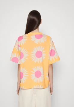 Marimekko Welig Auringonkukka- T-Shirt Print - Orange/Pink/Grey -Marimekko Winkel f967ac492e8a429c925a68c85547076e scaled