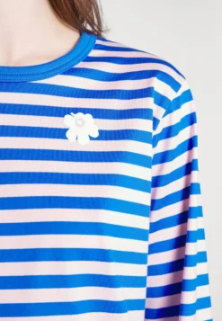 Marimekko Tasaraita Relaxed Longsleeve - Longsleeve - Blue/Off White 9 Marimekko Tasaraita Relaxed Longsleeve - Longsleeve - Blue/Off White -Marimekko Winkel fc062c81a36b4c8292655c1cb4090757 scaled
